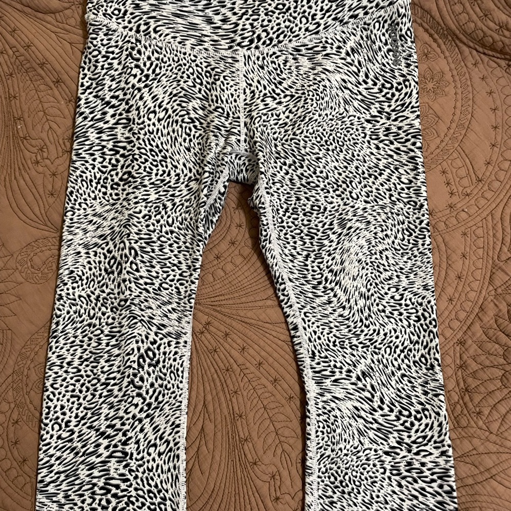 Leopard cropped leggings size medium - Picture 1 of 3